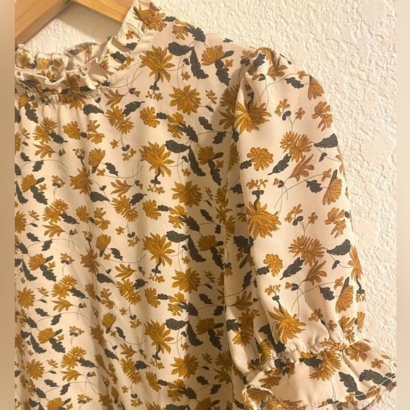 Dainty Floral Top With Cinched Sleeves - Picture 2 of 6